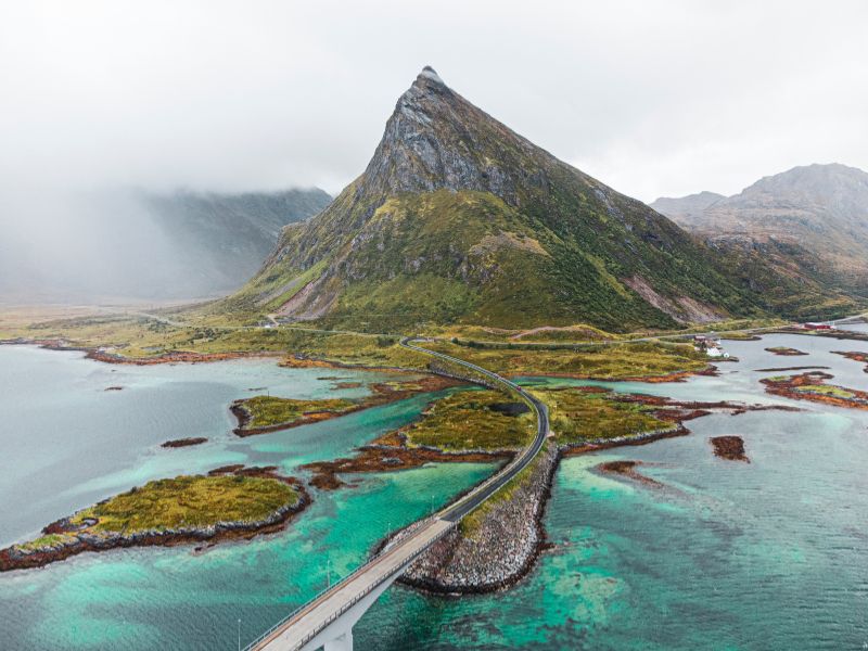 <p>Acqua Lofoten e ponte</p>